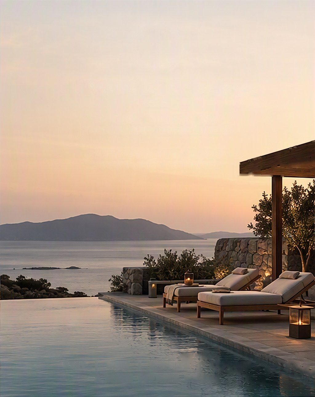 Piscina infinita de um hotel sobre o mar ao entardecer